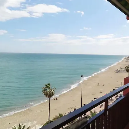 Mode's Beachfront Apartment *